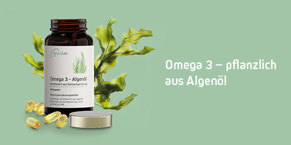 Das Bild zeigt eine Dose Omega 3 Algenöl, im Vordergrund einige Kapseln, im Hintergrund eine Alge