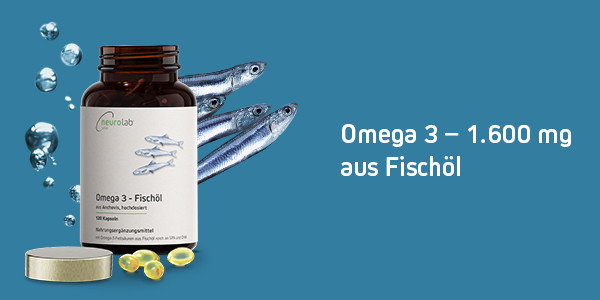 Das Bild zeigt eine Dose Omega 3 Fischöl, im Vordergrund einige Kapseln, im Hintergrund einige Sardinen und Wasserblasen