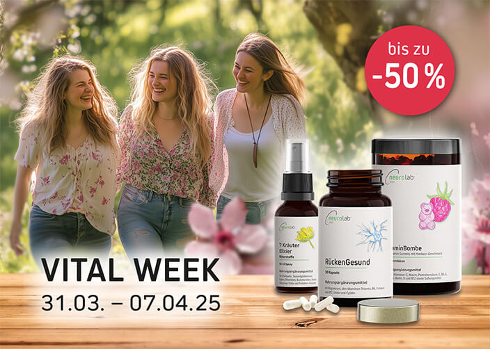 Drei Frauen laufen im Frühling durch den Wald und genießen die Pracht an Blüten und Natur